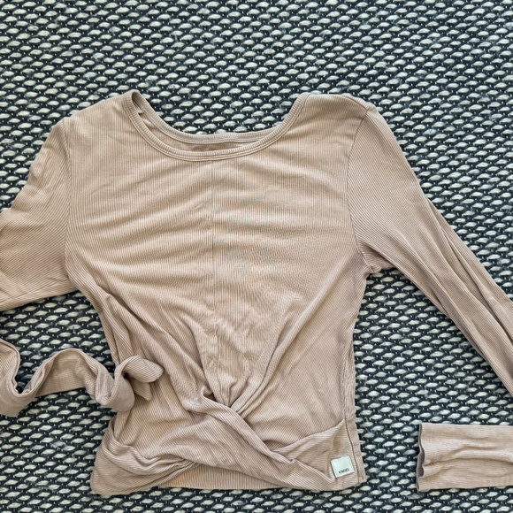 Vuori cropped ribbed long sleeve Cove Twist Crop Tee small - Picture 2 of 4